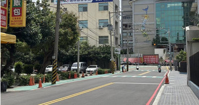 「台灣人行道忽高忽低」！外國網紅驚呼：我沒辦法在這活下來