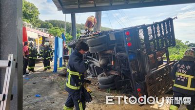 快訊／淡水卡車過彎煞車失靈翻覆！駕駛被救出送醫