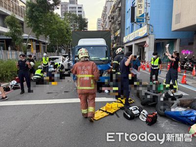 快訊／板橋貨車撞進「等紅燈機車群」1重傷1昏迷　多人受傷