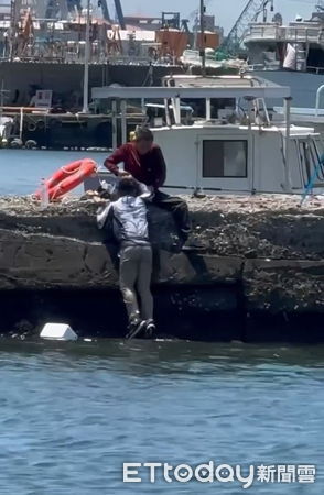 ▲▼昨日一名釣客在高雄旗津區一處海堤釣魚時，不慎失足墜海。所幸，被正在作業的漁民救起，結束了一場虛驚。（圖／翻攝Threads@yujiuan_0323）