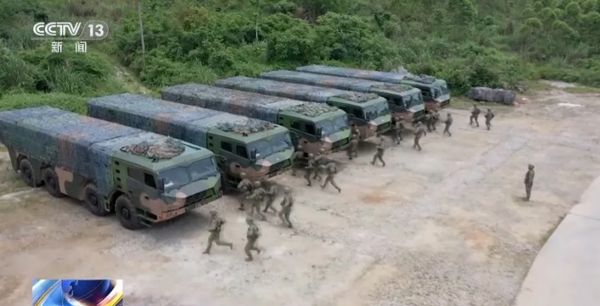 ▲▼火箭軍某部在嶺南叢林的高溫、高濕條件下展開東風-10A巡航導彈模擬發射演練。（圖／翻攝自央視）