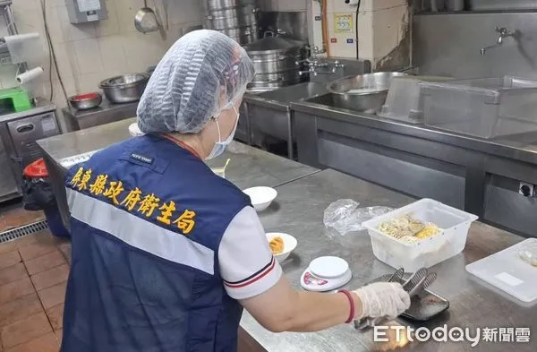 ▲▼             墾丁凱撒大飯店爆出7人食物中毒，屏東衛生局派員採樣。（圖／記者陳崑福翻攝）
