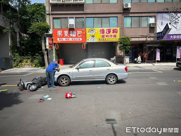 ▲苗栗市中華路發生轎車跟機車碰撞事故，女騎士腳踝卡轎車保桿內，熱心路人撐傘遮陽等待救護車。（圖／記者楊永盛翻攝）