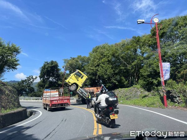 ▲▼ 一輛砂石車行經台14線77公里處不明原因傾覆            。（圖／記者高堂堯翻攝）