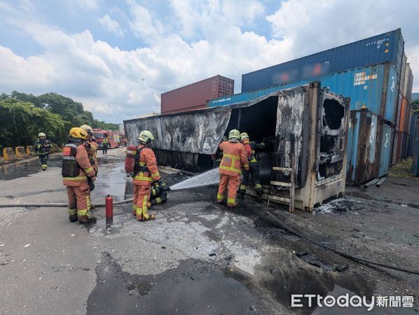 ▲新北市汐止區24日上午發生貨櫃悶燒意外。（圖／記者張君豪翻攝）
