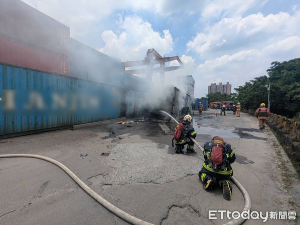 ▲新北市汐止區24日上午發生貨櫃悶燒意外。（圖／記者張君豪翻攝）