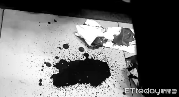▲▼有旅客在台鐵南港站踩進破裂的列車接近警示燈蓋濺血。（圖／翻攝爆料公社）