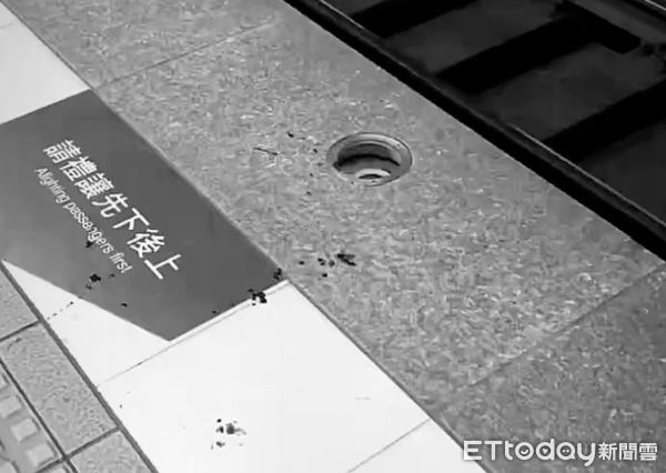 ▲▼有旅客在台鐵南港站踩進破裂的列車接近警示燈蓋濺血。（圖／翻攝爆料公社）