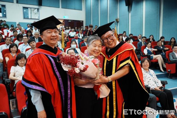 ▲▼   跨國企業林文村總裁領航地方產業升級 中正大學頒授名譽博士 。（圖／中正大學提供）