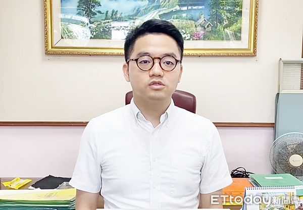 ▲針對桃園市某高中主任在LINE群組上傳女學生參加活動穿短褲照片，市府教局教學輔校安室住任施力中提出回應。（圖／記者沈繼昌翻攝）