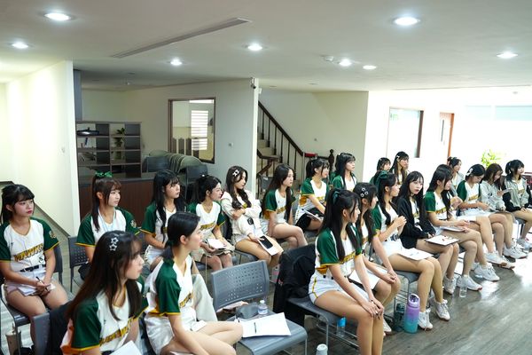▲Wing Stars成員們正聚精會神為台上表演的女孩打分數。（圖／桂田文創提供）