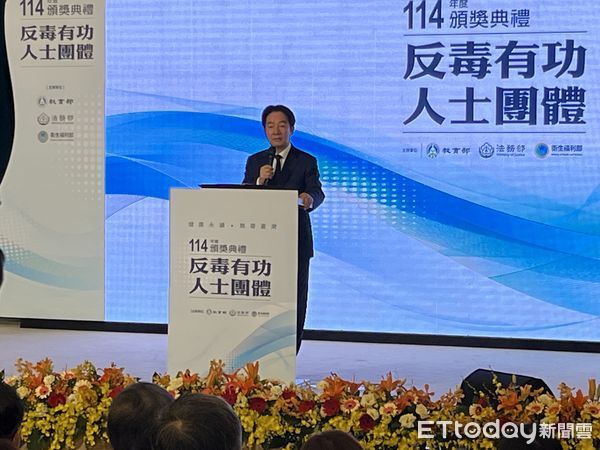 ▲行政院長卓榮泰頒獎予台南市副市長趙卿惠，肯定南市毒防中心推動績效卓著。（記者林東良翻攝，下同）
