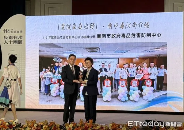 ▲行政院長卓榮泰頒獎予台南市副市長趙卿惠，肯定南市毒防中心推動績效卓著。（記者林東良翻攝，下同）