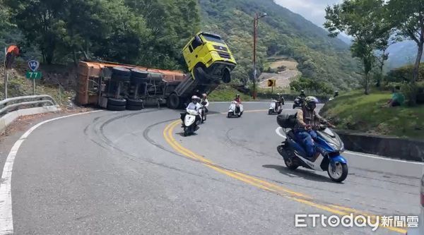 ▲余姓男子駕駛砂石車，於台14線77k處翻覆。（圖／記者高堂堯翻攝）