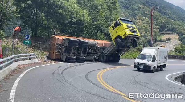 ▲余姓男子駕駛砂石車，於台14線77k處翻覆。（圖／記者高堂堯翻攝）