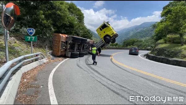 ▲余姓男子駕駛砂石車，於台14線77k處翻覆。（圖／記者高堂堯翻攝）