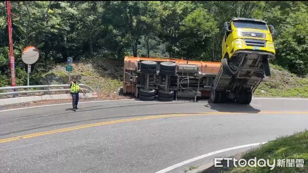 ▲余姓男子駕駛砂石車，於台14線77k處翻覆。（圖／記者高堂堯翻攝）