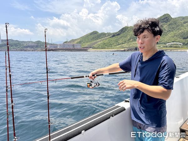 ▲「喜洋洋88號」號稱是正濱漁港唯一可以出海的觀光遊艇，有划SUP、海釣、潛水及下午茶專案可以選擇,正濱漁港,基隆漁港風光。（圖／記者彭懷玉攝）
