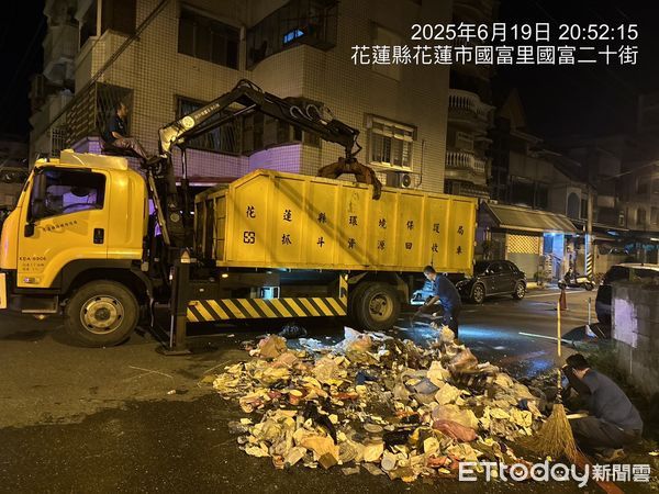 ▲▼清潔隊員將整車垃圾倒出找火源。（圖／記者王兆麟翻攝，下同）