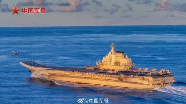 ▲▼中國官方釋出遼寧艦西太演訓照片，可看見多架殲-15T排放甲板上，及1架正從艦艏起飛的殲-15T。（圖／翻攝自中國軍號）