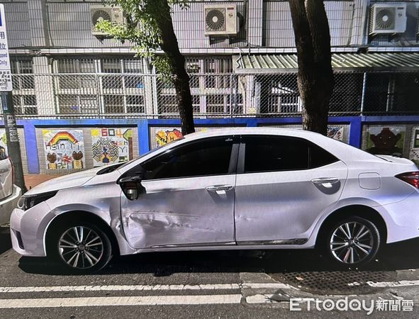▲桃園2對男女爆發衝突，掃落路邊12輛機車、撞損2車。（圖／記者沈繼昌翻攝，下同）