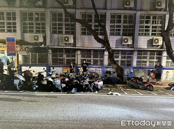 ▲桃園2對男女爆發衝突，掃落路邊12輛機車、撞損2車。（圖／記者沈繼昌翻攝，下同）
