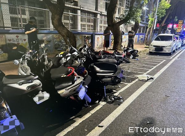 ▲桃園2對男女爆發衝突，掃落路邊12輛機車、撞損2車。（圖／記者沈繼昌翻攝，下同）