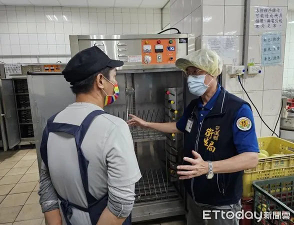 ▲▼稽核人員宣導食品在製備、烹調、儲存或販售過程之相關規定處理，避免引發食品中毒事件。（圖／花蓮衛生局提供，下同）