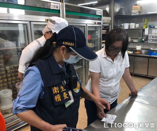 ▲▼稽核人員宣導食品在製備、烹調、儲存或販售過程之相關規定處理，避免引發食品中毒事件。（圖／花蓮衛生局提供，下同）
