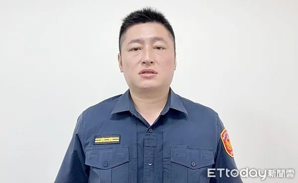 ▲桃園市大溪區最近出現「留島不留人」中共傳單，大溪警分局南雅派出所所長孫獻徽說明警方處理方式。（圖／記者沈繼昌翻攝）