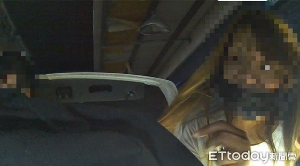 ▲▼劉男持有毒品依託咪酯電子煙，洪女則身背3條案件遭通緝，警方查扣毛重4.8公克毒品依託咪酯煙彈             。（圖／記者陳以昇翻攝）