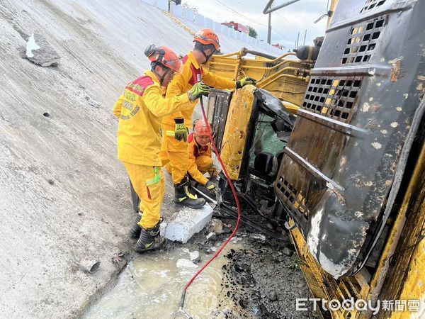 ▲屏東怪手掉落河堤下，駕駛遭壓住明顯死亡。（圖／記者陳崑福翻攝，下同）