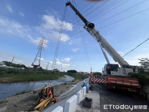 ▲屏東怪手掉落河堤下，駕駛遭壓住明顯死亡。（圖／記者陳崑福翻攝，下同）