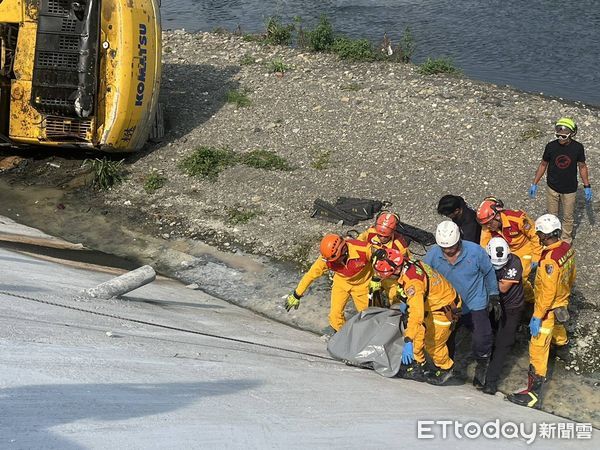 ▲屏東怪手掉落河堤下，駕駛遭壓住明顯死亡。（圖／記者陳崑福翻攝，下同）