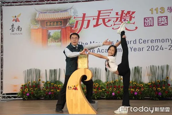 ▲台南市長黃偉哲親自頒獎並與學生創意合影，有人表演一字馬、後空翻，現場氣氛熱絡又感人。（記者林東良翻攝，下同）