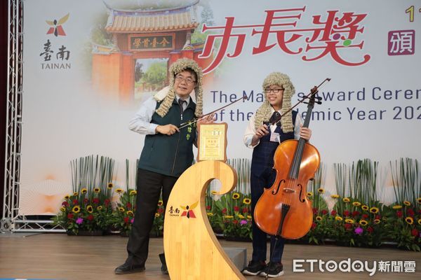 ▲台南市長黃偉哲親自頒獎並與學生創意合影，有人表演一字馬、後空翻，現場氣氛熱絡又感人。（記者林東良翻攝，下同）