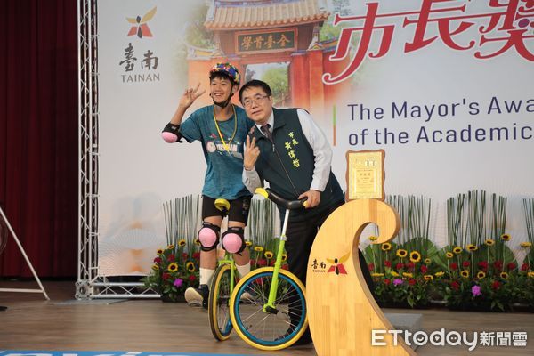 ▲台南市長黃偉哲親自頒獎並與學生創意合影，有人表演一字馬、後空翻，現場氣氛熱絡又感人。（記者林東良翻攝，下同）