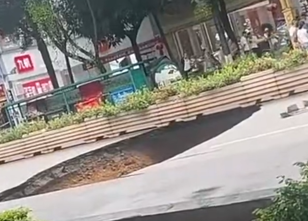 ▲▼駕駛嚇到加速「原地起飛」。（圖／翻攝自微博）