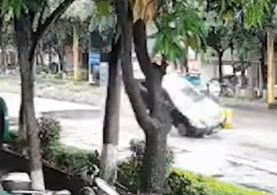 ▲▼駕駛嚇到加速「原地起飛」。（圖／翻攝自微博）