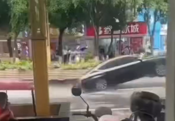 ▲▼駕駛嚇到加速「原地起飛」。（圖／翻攝自微博）