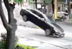 ▲▼駕駛嚇到加速「原地起飛」。（圖／翻攝自微博）