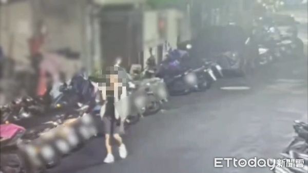 ▲南港警方逮捕上門取款詐團車手並查扣80萬元贓款。（圖／記者張君豪翻攝）