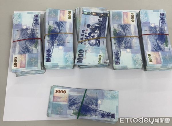 ▲南港警方逮捕上門取款詐團車手並查扣80萬元贓款。（圖／記者張君豪翻攝）