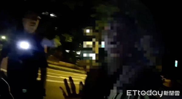 ▲南港警方逮捕上門取款詐團車手並查扣80萬元贓款。（圖／記者張君豪翻攝）