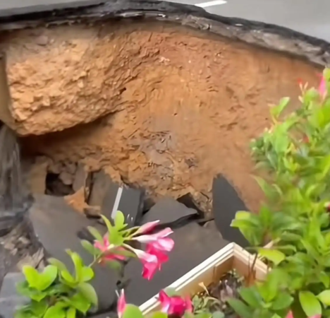 ▲▼雲南突出現天坑。（圖／翻攝自微博）