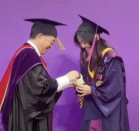 ▲▼Labubu現身北京清華畢典　副校長幫「撥穗」被批污染學術。（圖／翻攝微博）
