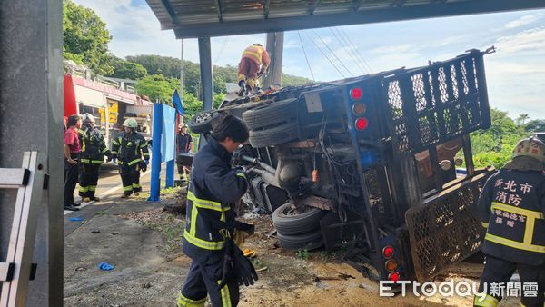 ▲▼載送小山貓的工程用卡車疑因煞車失靈翻覆             。（圖／記者陳以昇翻攝）