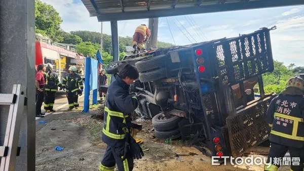▲▼載送小山貓的工程用卡車疑因煞車失靈翻覆             。（圖／記者陳以昇翻攝）