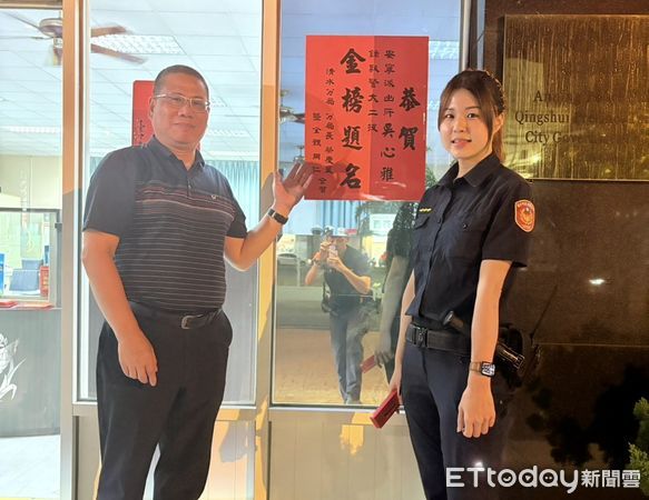 ▲台中女警吳心雅考上警大二技，分局長張貼紅榜祝賀。（圖／警方提供）