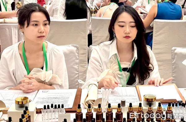 ▲嘉藥粧品系王書卉、陳晁嘉分別勇奪2025 AIFA國際美學調香大賞冠軍與季軍，展現青年創造力與香氣實力。（記者林東良翻攝，下同）